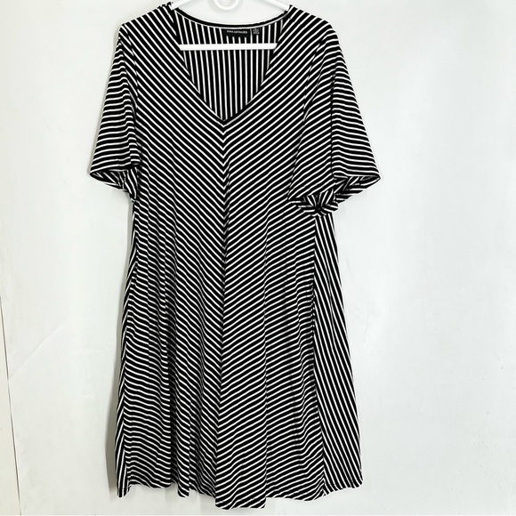 Nina Leonard Dresses & Skirts - 4/$25 Sale NINA Leonard Striped V-Neck Pocket Swing Dress Size medium